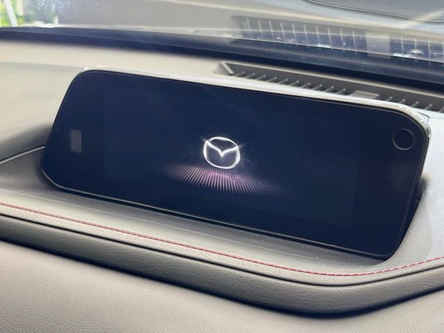 【マツダコネクトナビ】車内の雰囲気にマッチした一体型タイプのナビ。各種車輌設定やBluetooth再生等、様々な機能が楽しめます。直感的なダイヤル操作が可能で、使い勝手も良好です。