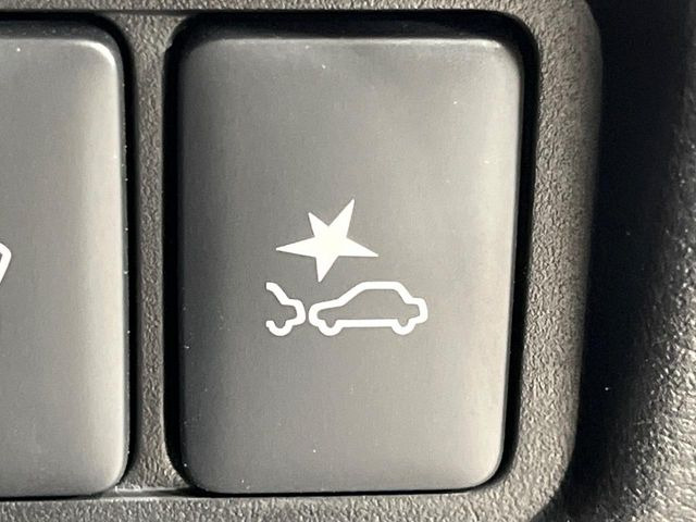 【三菱e-Assist】走行中に前方の車両等を認識し、衝突しそうな時は警報とブレーキで衝突回避と被害軽減をアシスト。より安全にドライブをお楽しみいただけます。