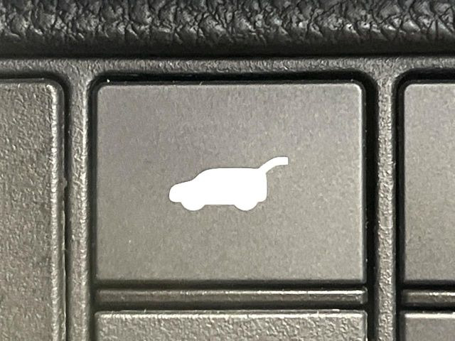 【パワーバックドア】スマートキーや運転席のボタンを押すだけでリアゲートが自動で開閉します!荷物を持っている時や、高い位置にあるバックドアを閉める際に便利な機能です♪