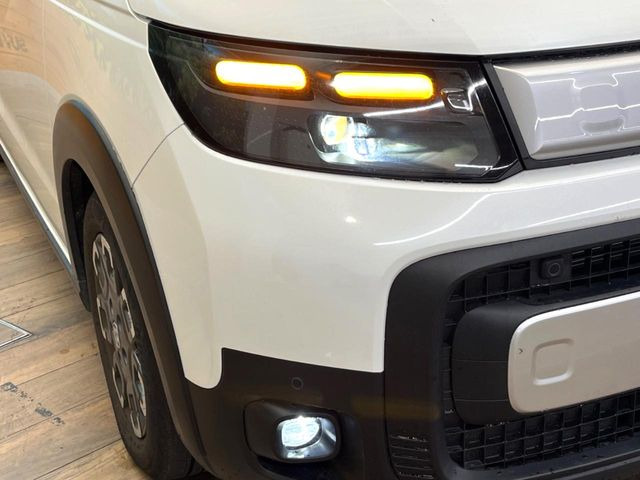 【LEDヘッドライト】悪天候や夜間走行時も良好な視界を確保し安心して運転できる高輝度LEDヘッドライトを装備!点灯速度が早く、消費電力も抑えられています。