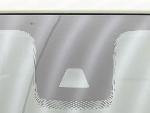 【三菱e-Assist】走行中に前方の車両等を認識し、衝突しそうな時は警報とブレーキで衝突回避と被害軽減をアシスト。より安全にドライブをお楽しみいただけます。
