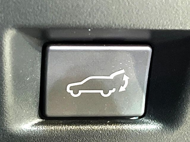 【パワーバックドア】スマートキーや運転席のボタンを押すだけでリアゲートが自動で開閉します!荷物を持っている時や、高い位置にあるバックドアを閉める際に便利な機能です♪