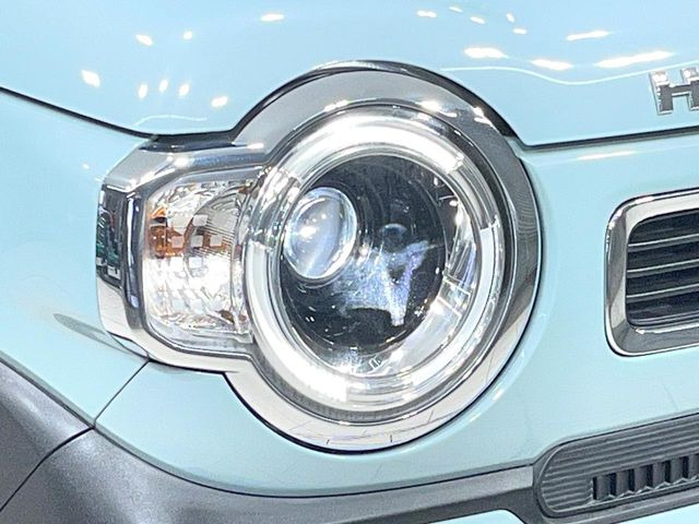 【LEDヘッドライト】悪天候や夜間走行時も良好な視界を確保し安心して運転できる高輝度LEDヘッドライトを装備!点灯速度が早く、消費電力も抑えられています。