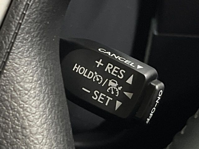 【レーダークルーズコントロール】高速道路での長距離走行が楽に!!自動で速度を保つクルーズコントロールが、衝突軽減システムと連携し、前方の車両を感知して車間を保つように速度調節してくれます!!