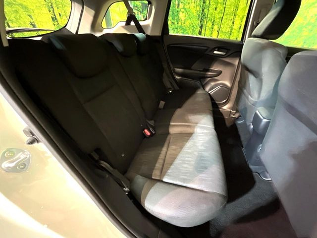 後部座席も気になるようなキズ・汚れやへたり等、大きなダメージはなく、良好な状態です。