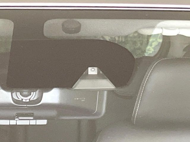 【エマージェンシーブレーキ】走行中に前方の車両等を認識し、衝突しそうな時は警報とブレーキで衝突回避と被害軽減をアシスト。より安全にドライブをお楽しみいただけます。