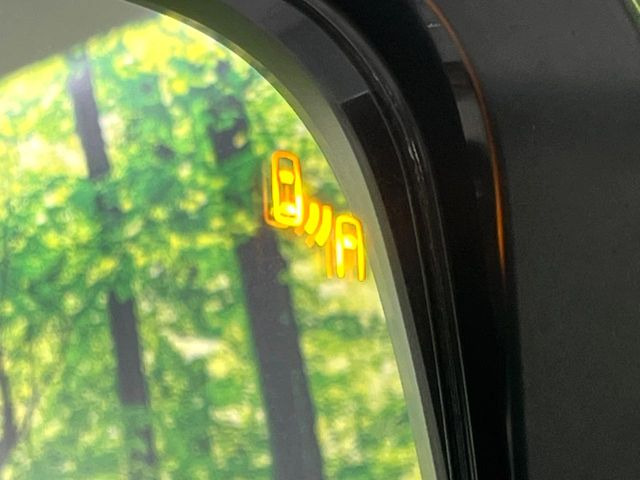 【ブラインドスポットワーニング】走行中、ドアミラーの死角になりやすい箇所に後続車が接近するとサイドミラー付近に警告を表示、ドライバーに注意喚起をしてくれます。