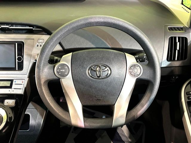 �C���e���A�ɍ��킹���f�U�C���̃X�e�A�����O�́A�^�]�������̂��Ƃ��l���A�^�]���₷���`��A�傫���ł��B�����x�A���ۂɐG���Ă��m���߂��������B