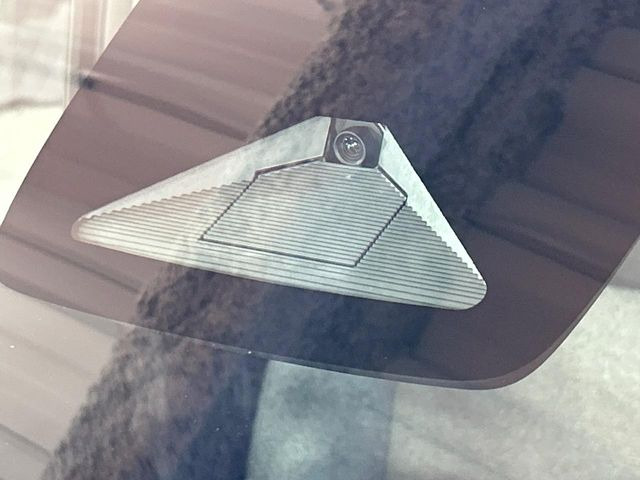【ホンダセンシング】走行中に前方の車両等を認識し、衝突しそうな時は警報とブレーキで衝突回避と被害軽減をアシスト。より安全にドライブをお楽しみいただけます。