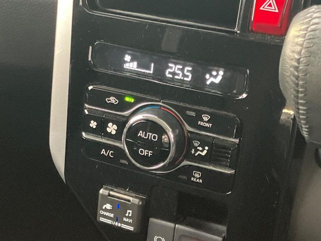 【オートエアコン】一度お好みの温度に設定すれば、車内の温度を検知し風量や温度を自動で調整。暑い&hellip;寒い&hellip;と何度もスイッチ操作をする必要はありません。快適な車内空間には必須の機能ですね♪