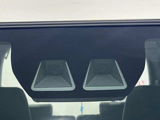 【スマートアシスト】走行中に前方の車両等を認識し、衝突しそうな時は警報とブレーキで衝突回避と被害軽減をアシスト。より安全にドライブをお楽しみいただけます。