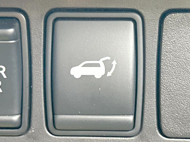【パワーバックドア】スマートキーや運転席のボタンを押すだけでリアゲートが自動で開閉します!荷物を持っている時や、高い位置にあるバックドアを閉める際に便利な機能です♪