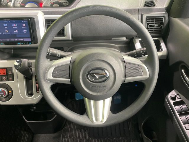 インテリアに合わせたデザインのステアリングは、運転される方のことも考え、運転しやすい形状、大きさです。是非一度、実際に触ってお確かめください。