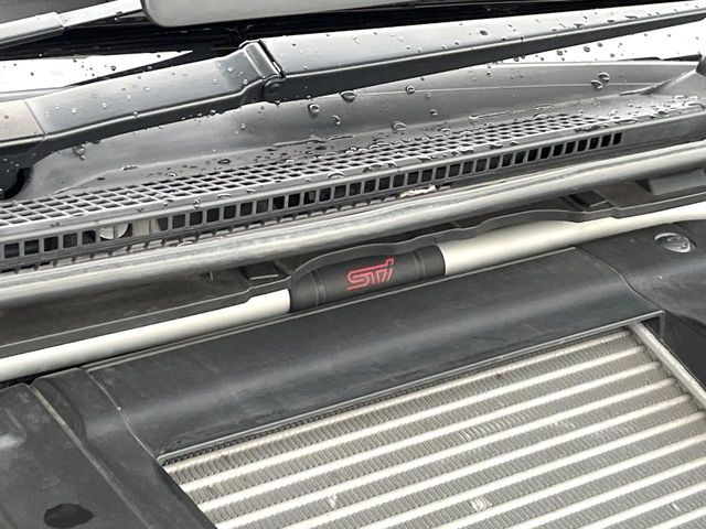 【STIタワーバー】お車の剛性を高めるタワーバーを装備。よりスムーズなコーナリング走行が可能となり、走りも楽しめます。