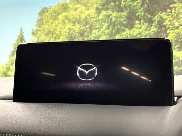 【10.25インチマツダコネクト】車内の雰囲気にマッチした大型ディスプレイ。スマホ接続でのナビ使用やBluetooth再生等、様々な機能が楽しめます。直感的なダイヤル操作が可能で、使い勝手も良好です。