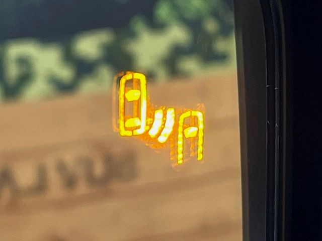 【ブラインドスポットモニター】走行中、ドアミラーの死角になりやすい箇所に後続車が接近するとサイドミラーのレンズに警告を表示!ドライバーに注意喚起をしてくれます。