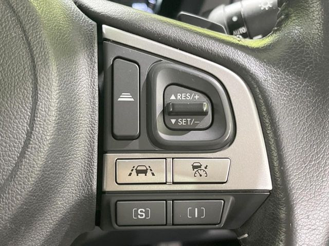 【アイサイトVer3】前方の車両等を検知し、衝突しそうな時は警報で注意を促し、ブレーキを踏む力をサポート。ブレーキを踏めなかった場合は衝突被害軽減ブレーキが作動、衝突回避をサポートします。