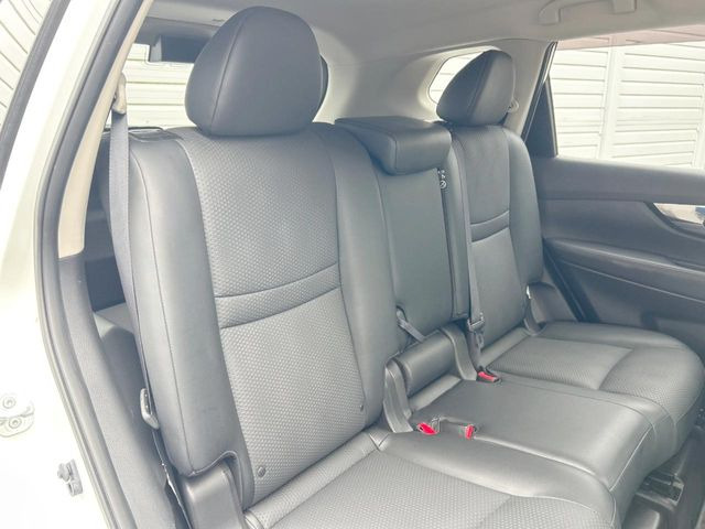 後部座席も気になるようなキズ・汚れやへたり等、大きなダメージはなく、良好な状態です。
