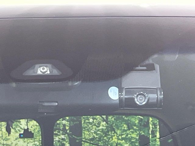 【ホンダセンシング】走行中に前方の車両等を認識し、衝突しそうな時は警報とブレーキで衝突回避と被害軽減をアシスト。より安全にドライブをお楽しみいただけます。