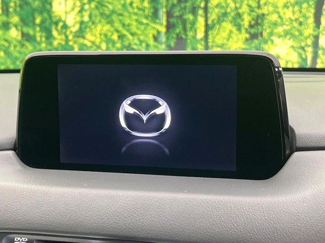 【8インチマツダコネクト】車内の雰囲気にマッチした大型のディスプレイ。スマホ接続でのナビ使用やBluetooth再生等、様々な機能が楽しめます。直感的なダイヤル操作が可能で、使い勝手も良好です。