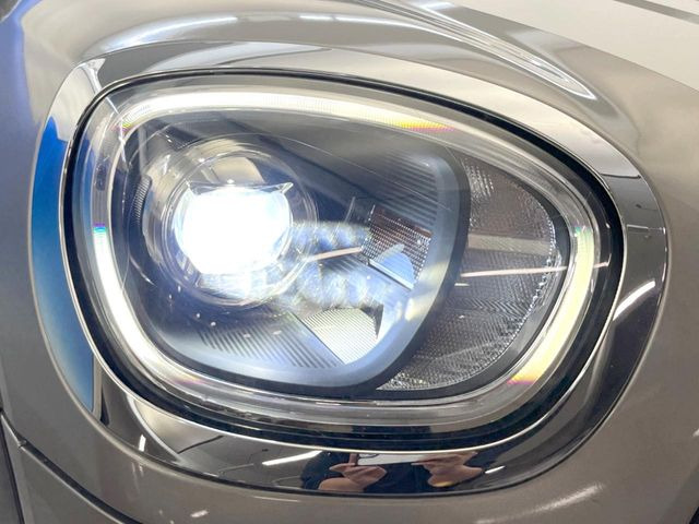 ●LEDヘッドライト:夜間走行時も良好な視界を確保し安心して運転できる高輝度LEDヘッドライトを装備!点灯速度が早く、消費電力も抑えられています。
