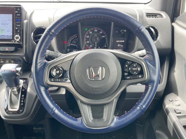 インテリアに合わせたデザインのステアリングは、運転される方のことも考え、運転しやすい形状、大きさです。是非一度、実際に触ってお確かめください。