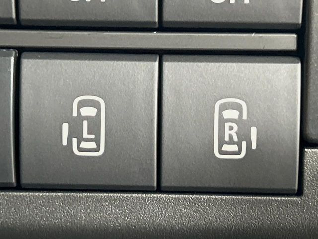 【両側パワースライドドア】スマートキーや運転席のスイッチで後席両側スライドドアの開閉が可能♪電動だから力を入れてドアを開ける必要が無く、小さなお子様でも簡単に開け閉めでき快適です♪