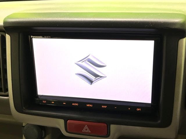 【純正ナビ】人気の純正ナビを装備しております。ナビの使いやすさはもちろん、オーディオ機能も充実!キャンプや旅行はもちろん、通勤や買い物など普段のドライブも楽しくなるはず♪
