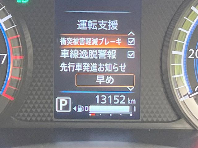 【車線逸脱警報】道路上の白(黄)線を認識し、意図せず走行中の車線からはみ出しそうになった時、メーター内の警告灯とブザーで注意喚起してくれる安心・安全機能です♪