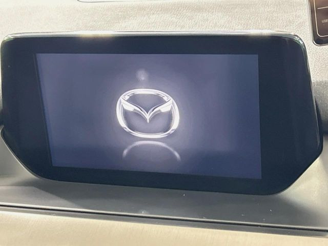 【8インチマツダコネクト】車内の雰囲気にマッチした大型のディスプレイ。スマホ接続でのナビ使用やBluetooth再生等、様々な機能が楽しめます。直感的なダイヤル操作が可能で、使い勝手も良好です。