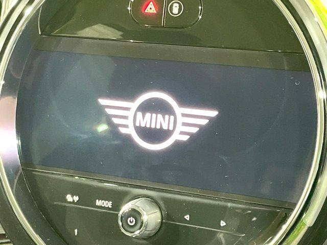 【純正8.8型ナビ】人気の純正ナビを装備しております。ナビの使いやすさはもちろん、オーディオ機能も充実!キャンプや旅行はもちろん、通勤や買い物など普段のドライブも楽しくなるはず♪