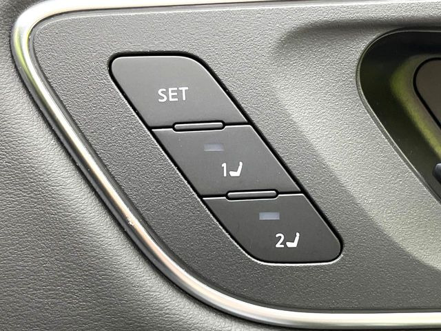 【メモリー機能付きパワーシート】ドライバーごとに設定したシート位置を記憶して、ボタン一つで切り替えできる便利な機能!運転する方が複数名いらっしゃるご家庭におすすめです♪