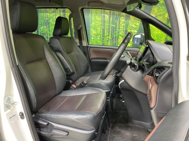 運転席シート廻りは使用感も少なく、良好な状態となっています。丁寧に使われていたことがよくわかりますね。