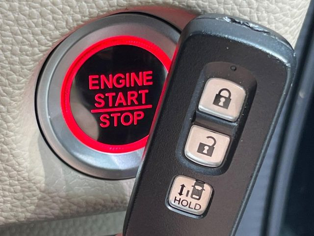 【Hondaスマートキー】カバンやポケットに入れたままでもドアの施錠・解錠が可能なスマートキーを装備。エンジンのオン・オフ時もカギを取り出す必要が無いからとっても便利です♪