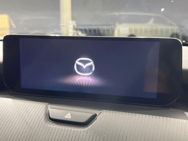 【12.3インチマツダコネクト】車内の雰囲気にマッチした大型ディスプレイ。スマホ接続でのナビ使用やBluetooth再生等、様々な機能が楽しめます。直感的なダイヤル操作が可能で、使い勝手も良好です。