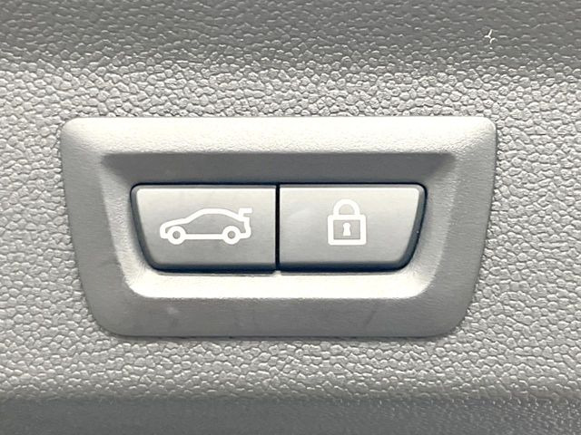 ●電動リアゲート:ワンタッチでリアゲートの開閉ができ、荷物などで両手が塞がっている状態でも簡単に開閉ができる便利機能です。