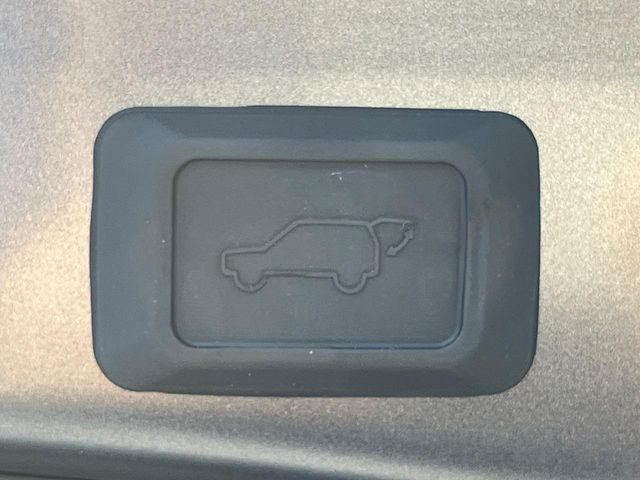 【パワーバックドア】スマートキーや運転席のボタンを押すだけでリアゲートが自動で開閉します!荷物を持っている時や、高い位置にあるバックドアを閉める際に便利な機能です♪