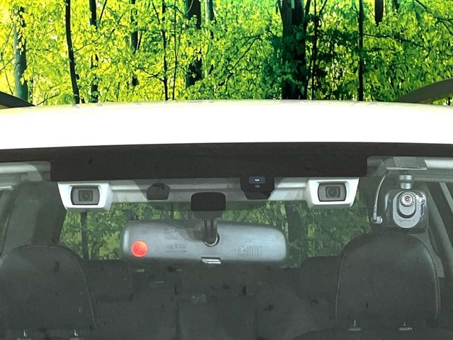 【アイサイトVer3】前方の車両等を検知し、衝突しそうな時は警報で注意を促し、ブレーキを踏む力をサポート。ブレーキを踏めなかった場合は衝突被害軽減ブレーキが作動、衝突回避をサポートします。