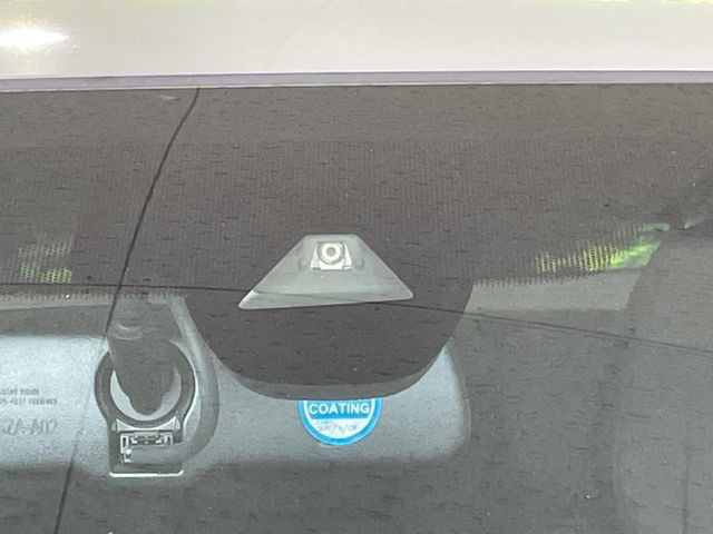 【ホンダセンシング】走行中に前方の車両等を認識し、衝突しそうな時は警報とブレーキで衝突回避と被害軽減をアシスト。より安全にドライブをお楽しみいただけます。