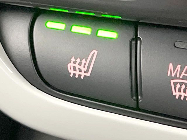 ●フロントシートヒーティング:運転席・助手席共に三段階で調節が可能なシートヒーターを装備しております。季節を問わず快適にご使用いただけます。