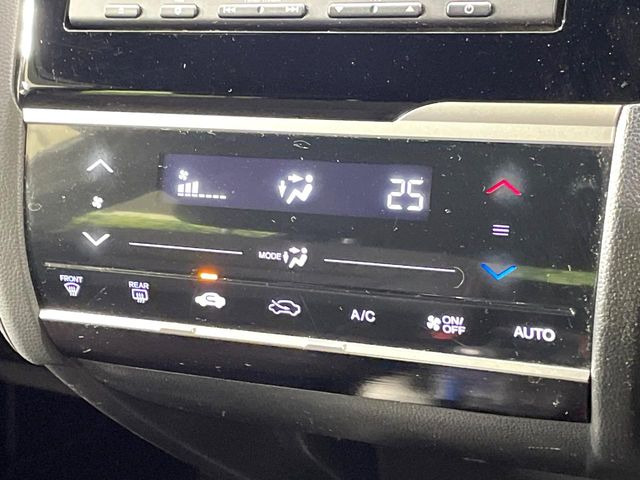 【オートエアコン】一度お好みの温度に設定すれば、車内の温度を検知し風量や温度を自動で調整。暑い&hellip;寒い&hellip;と何度もスイッチ操作をする必要はありません。快適な車内空間には必須の機能ですね♪