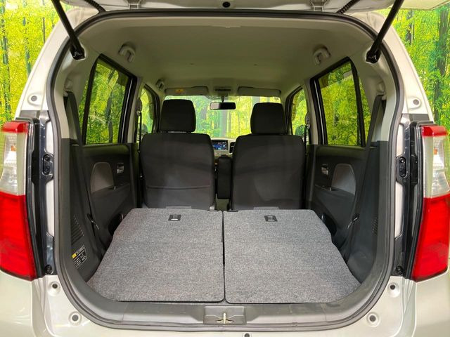 積み下ろしのしやすいデッキにはたっぷりと荷物を積み込んでいただけます。遊びから仕事まで、様々なシーンで頼れます♪