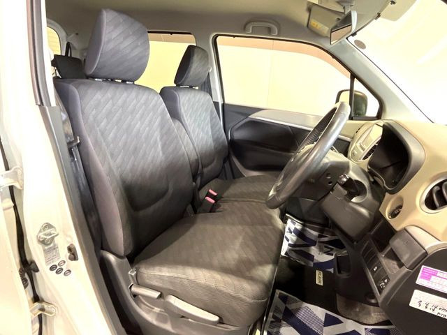 運転席シート廻りは使用感も少なく、良好な状態となっています。丁寧に使われていたことがよくわかりますね。