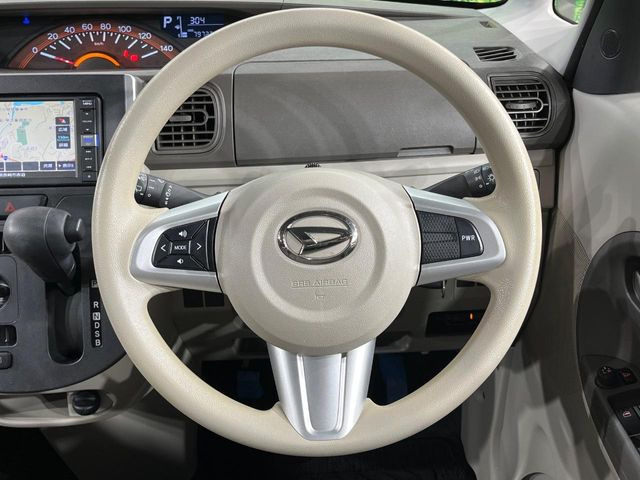 �C���e���A�ɍ��킹���f�U�C���̃X�e�A�����O�́A�^�]�������̂��Ƃ��l���A�^�]���₷���`��A�傫���ł��B�����x�A���ۂɐG���Ă��m���߂��������B