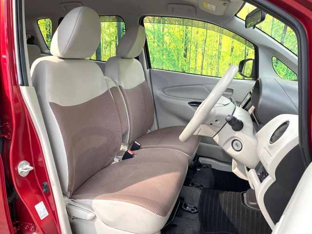 運転席シート廻りは使用感も少なく、良好な状態となっています。丁寧に使われていたことがよくわかりますね。