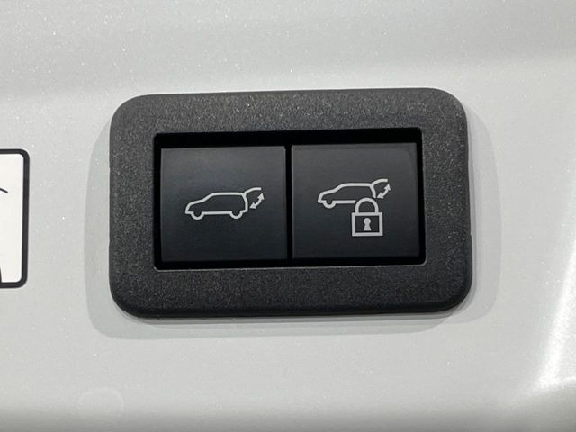 【パワーバックドア】スマートキーや運転席のボタンを押すだけでリアゲートが自動で開閉します!荷物を持っている時や、高い位置にあるバックドアを閉める際に便利な機能です♪