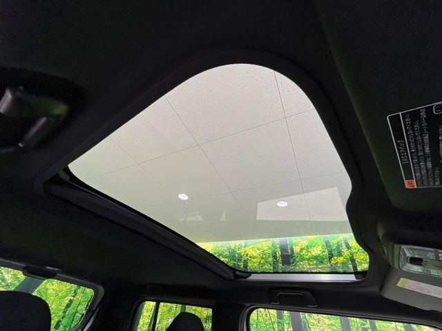 【ガラスルーフ】ガラスルーフ搭載で車内の解放感が一気にアップ!開放的なドライブをお楽しみいただけます。