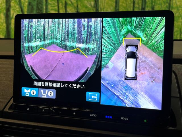 【マルチビューカメラシステム】専用のカメラにより、上から見下ろしたような視点で360度クルマの周囲を確認することができます☆死角部分も確認しやすく、狭い場所での切り返しや駐車もスムーズに行えます。
