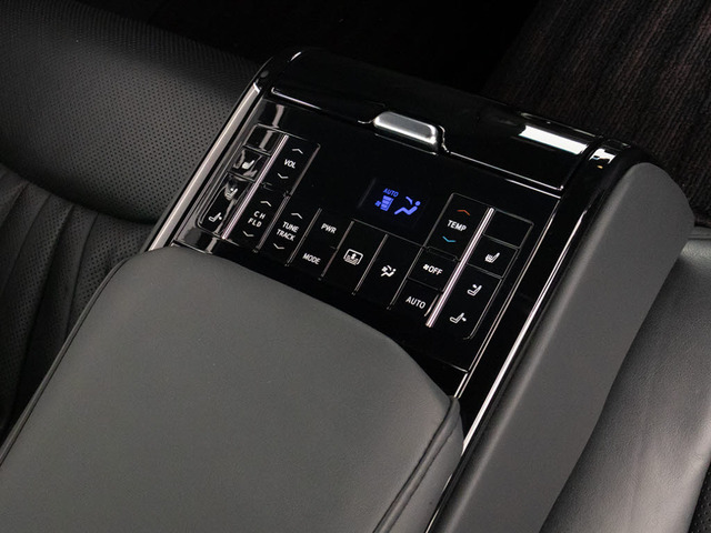 後席もVIP装備!後席センターコンソールの画像です!こちらのお車には、後席にもパワーシートが装備されています!更にオーディオなども後席から操作出来るなど豪華!ゲストに喜んで頂ける装備ですね!