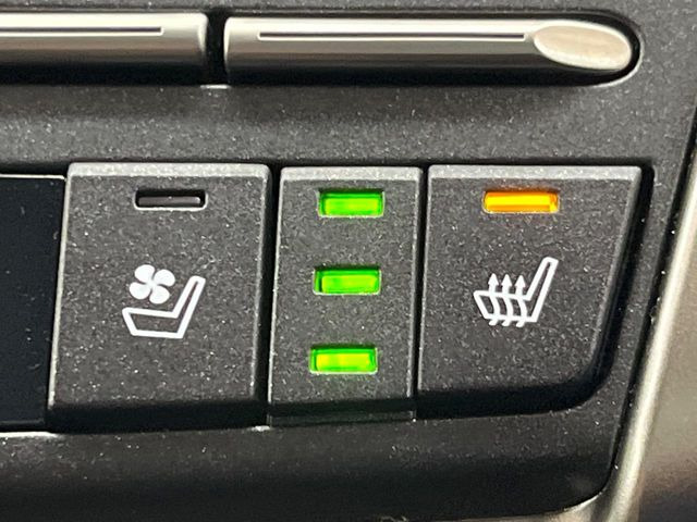 【シートヒーター&ベンチレーション】夏場は涼しい風でお尻や背中の熱やムレを防ぎ、冬はエアコンよりも早く温まってポカポカに!季節を問わず快適に過ごせます。